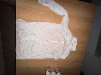 Top blanc à manches transparentes et boutons