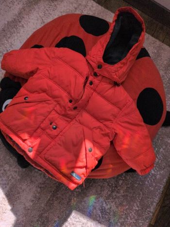 Doudoune enfant rouge à capuche – Très bon état 12-18mois