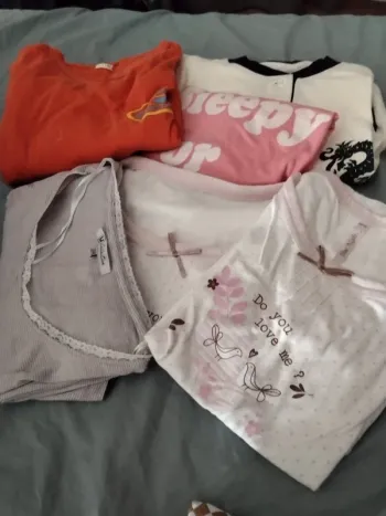 Lot chemise de nuit et un pyjama (D89)
