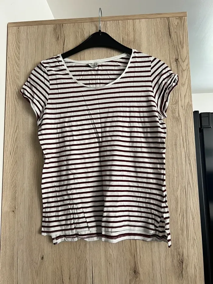 T shirt à rayure rouge bordeau