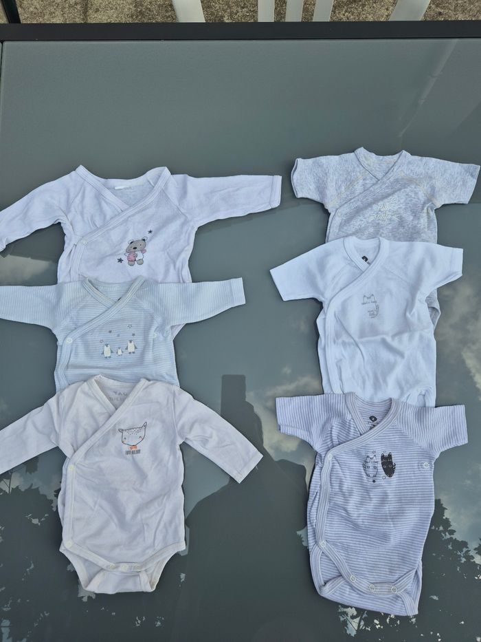 Lot de vêtements naissance et 1 mois - photo numéro 8