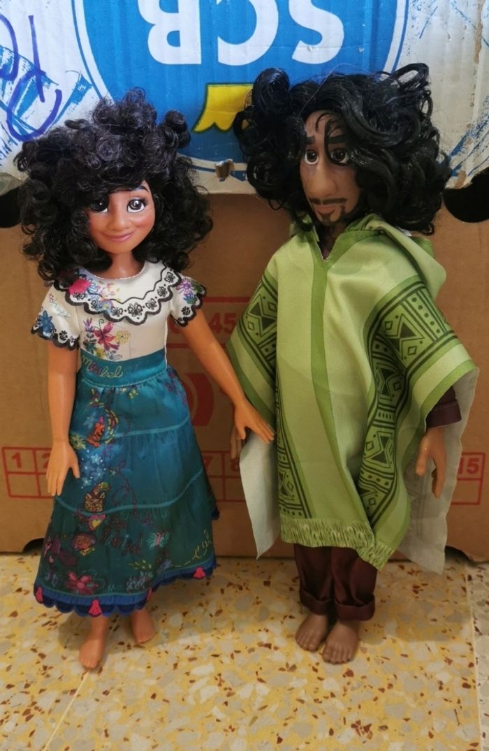 2 poupées in anti disney