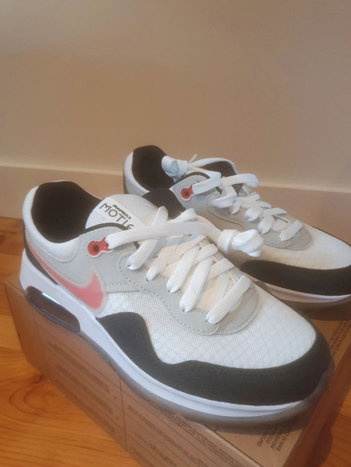Nike Air Motif (38.5) - photo numéro 2