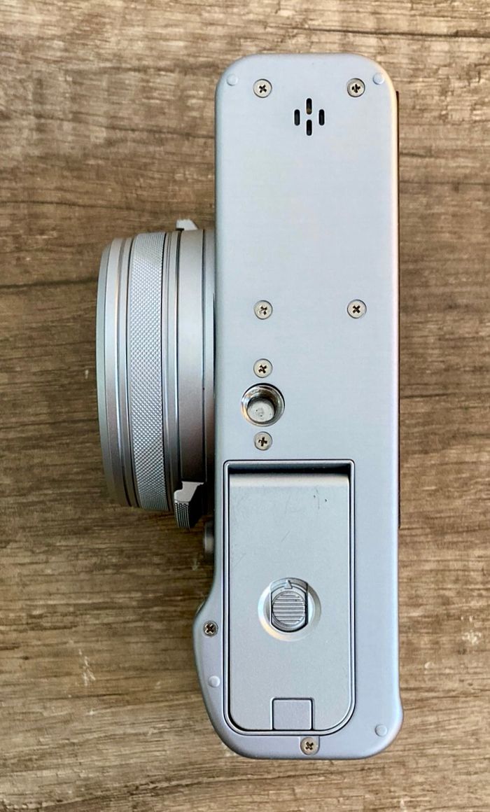 Fujifilm X-100 VI - Nombre d'obturateurs : 4 600 - Excellent état, mais DÉFAUT n° 366 - photo numéro 6