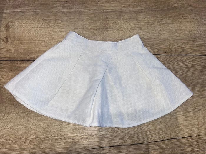 Jupe blanche neuve habillé tape à l’œil