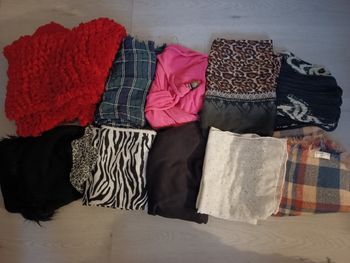 Lot de 10 écharpes, foulards, cache-cou