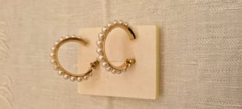 Demi créoles dorées, perles blanches plaquées