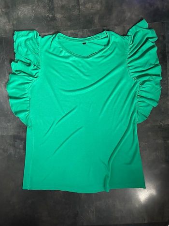 Joli t-shirt vert manches volant taille M