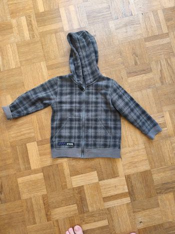 Gilet zip a capuche 3 ans carreaux gris et noir