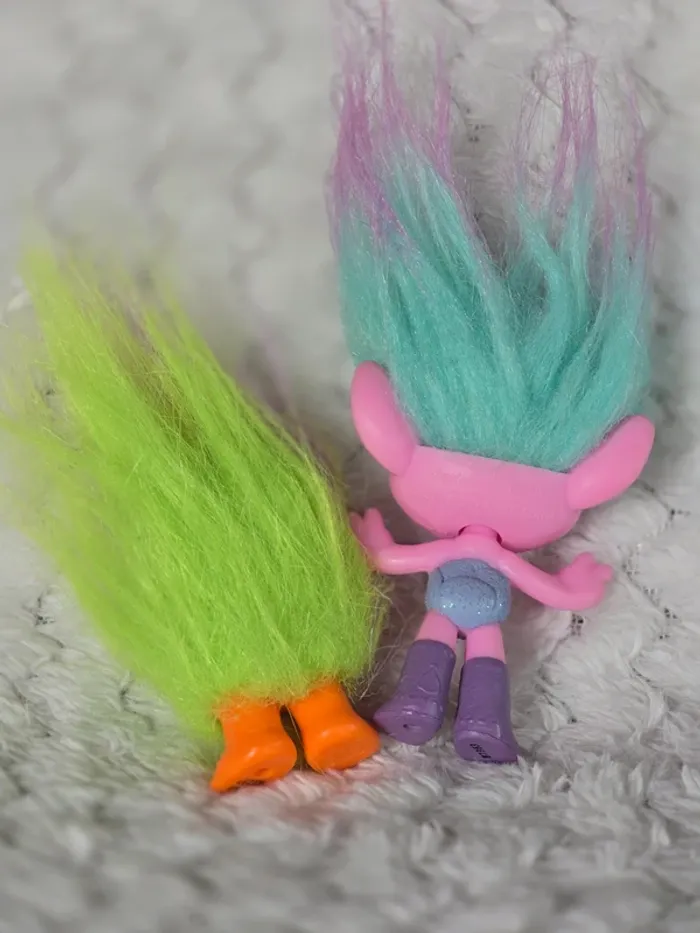 Lot 2 figurines Trolls DreamWorks – Poppy chanteuse + Troll bicolore vert/violet - photo numéro 2