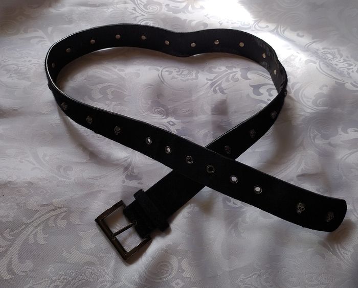 Ceinture large effet fausse fourrure à rivets crânes - photo numéro 2