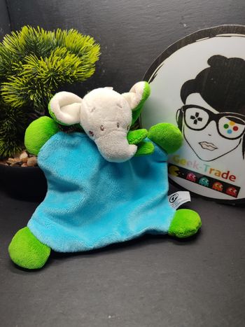 doudou éléphant cp international vert bleu blanc rouge écharpe spirale gris 3856