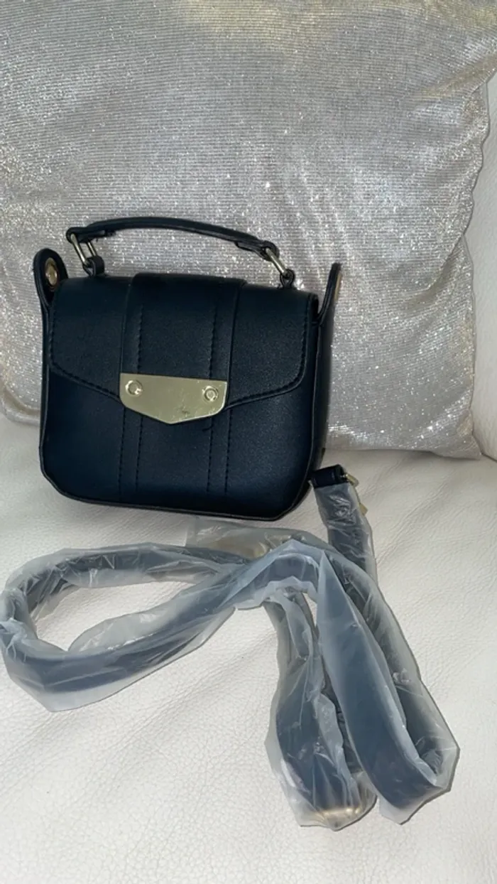 Sac à main noir élégant avec bandoulière détachable - Utilisé une seule fois !