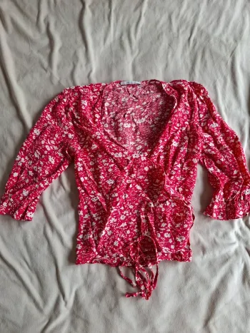 haut manche 3/4, fermeture cache cœur, rouge et fleur blanche, taille L, marque Sud Express