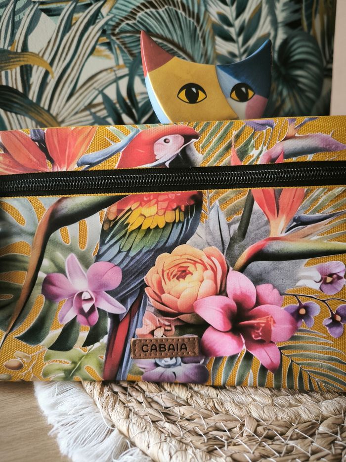 Magnifique pochette avant Cabaia 😍
Customisée motif perroquet et sublimes fleurs
Modèle Majorelle - photo numéro 2