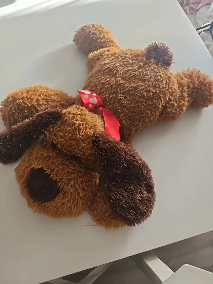Grosse peluche chien