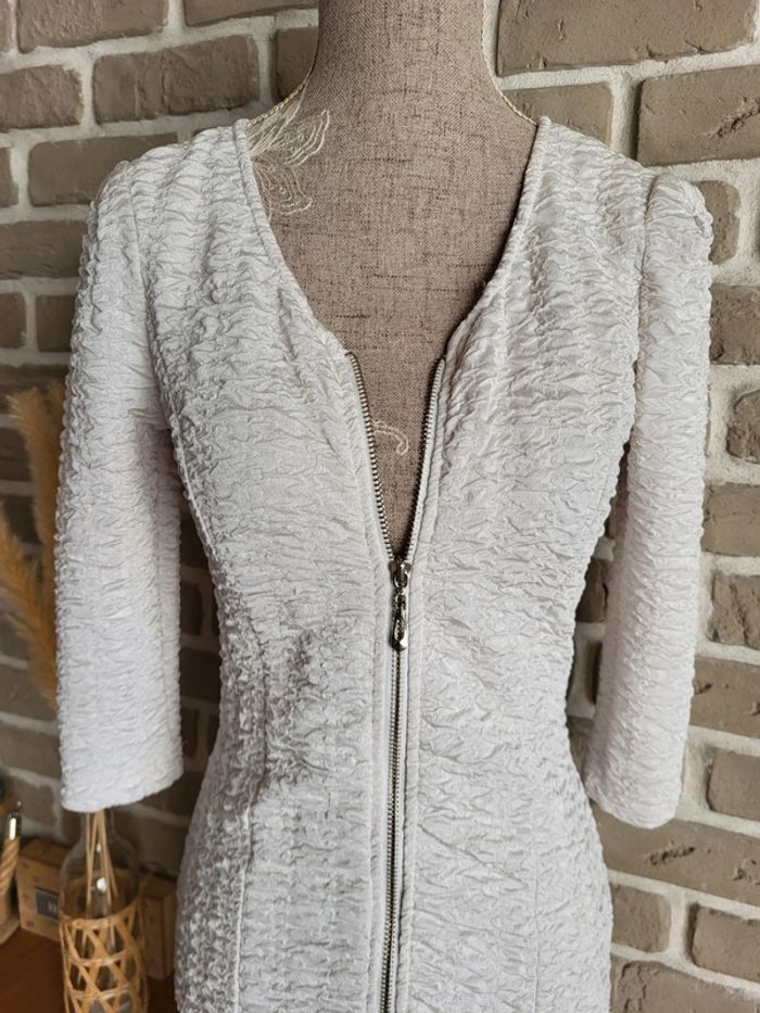 Robe blanche moulante avec fermeture éclair et tissu gaufré - photo numéro 10