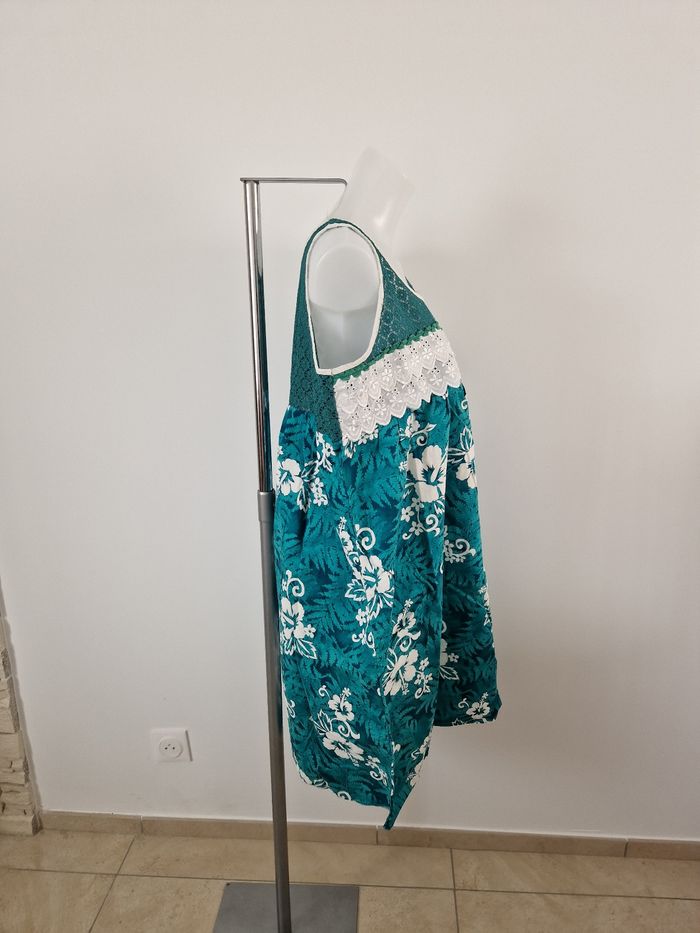 Robe polynésienne verte à fleurs blanche avec détail dentelle - photo numéro 2
