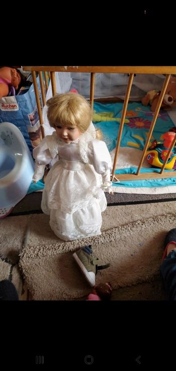 Poupee en porcelaine