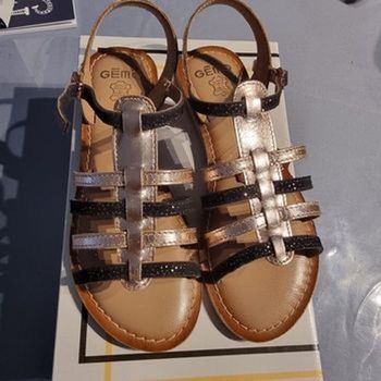NEUVES (NON PORTÉES)🏷😍🤩🩷SUPERBES  sandales pointure 33 Fille ⚘️⚘️(ferme)