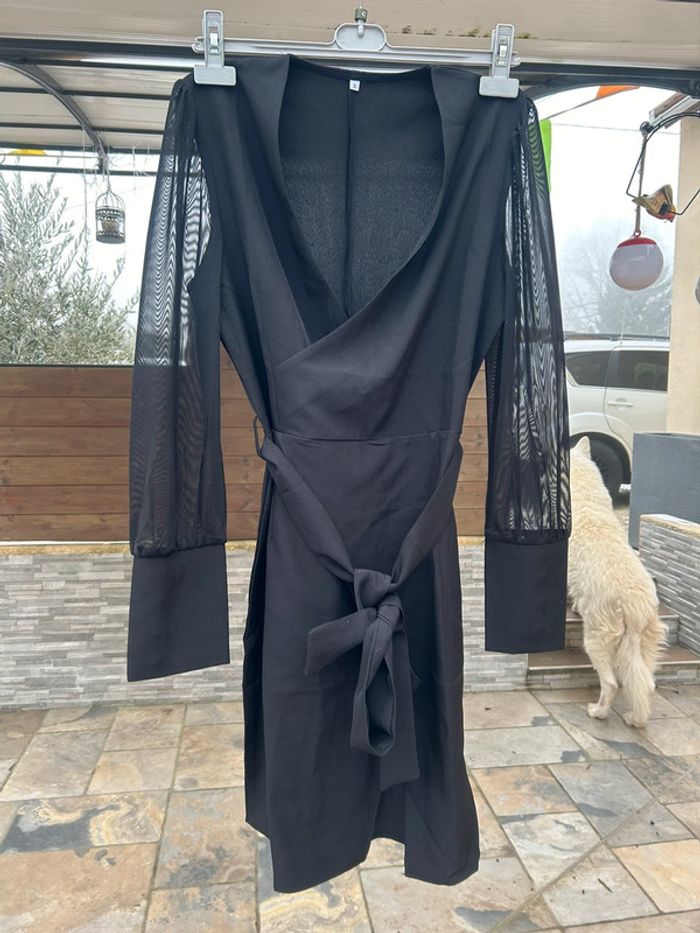 Robe noir avec manche voile et fendu