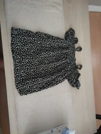 Haut fluide noir fleuri blanc gemo 12 ans épaules dénudées