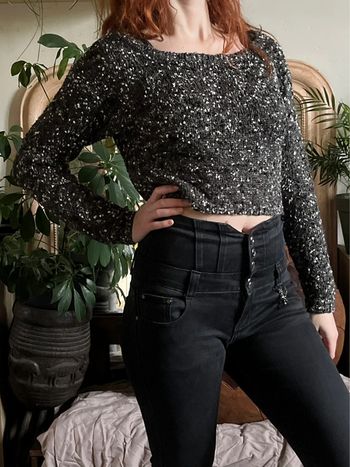 Pull crop en maille épaules légèrement dénudées - noir, gris et blanc