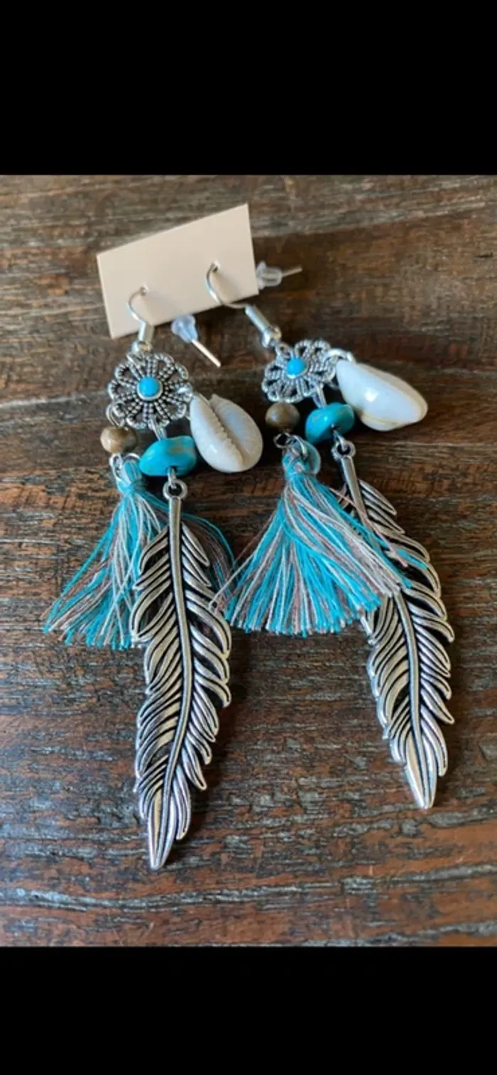 Magnifiques boucles d’oreilles avec fleurs, pompons, coquillages, plumes et perles - photo numéro 3