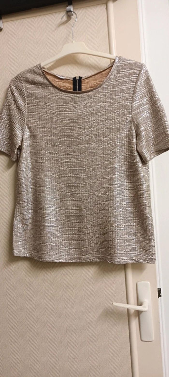 Joli t shirt effet brillant. Taille S. 1,5€