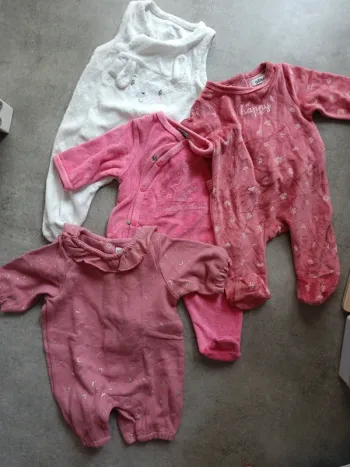 Lot de 4 pyjamas en velours rose et blanc 1 mois