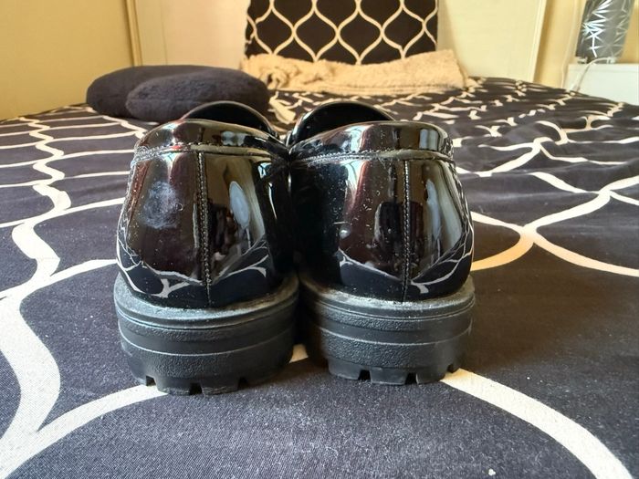 Mocassins vernis noirs avec chaîne – Pointure 31 - photo numéro 3