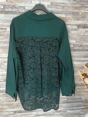 Chemise vert foncé dentelle au dos