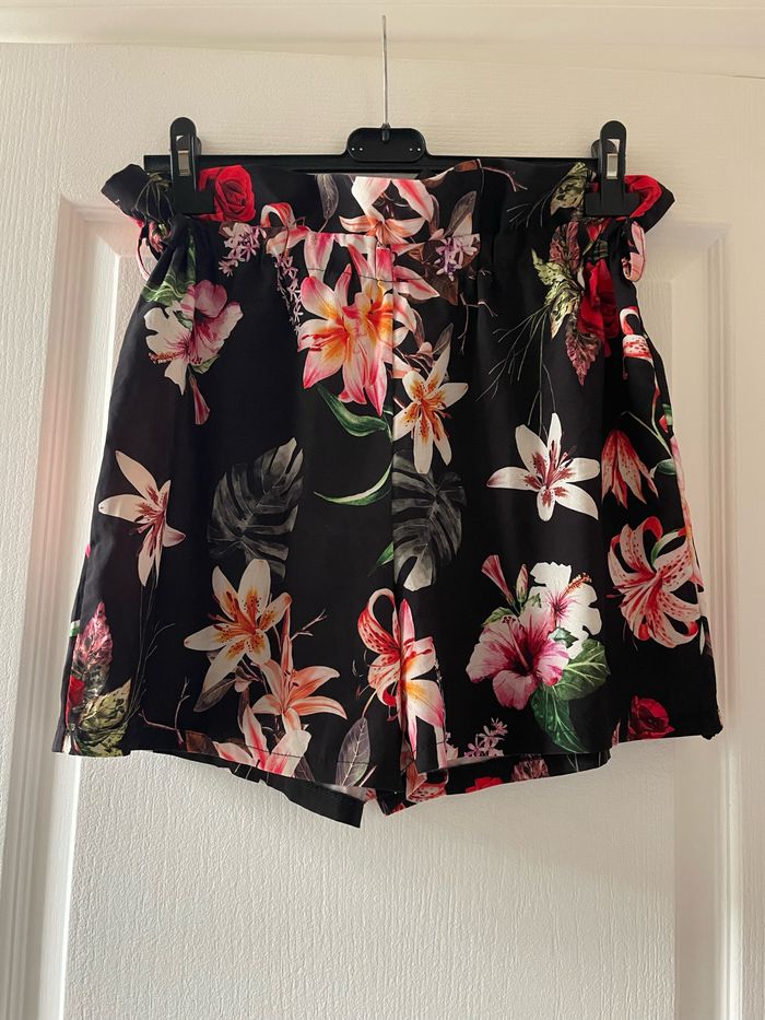 Short noir fluide fleuri - photo numéro 2