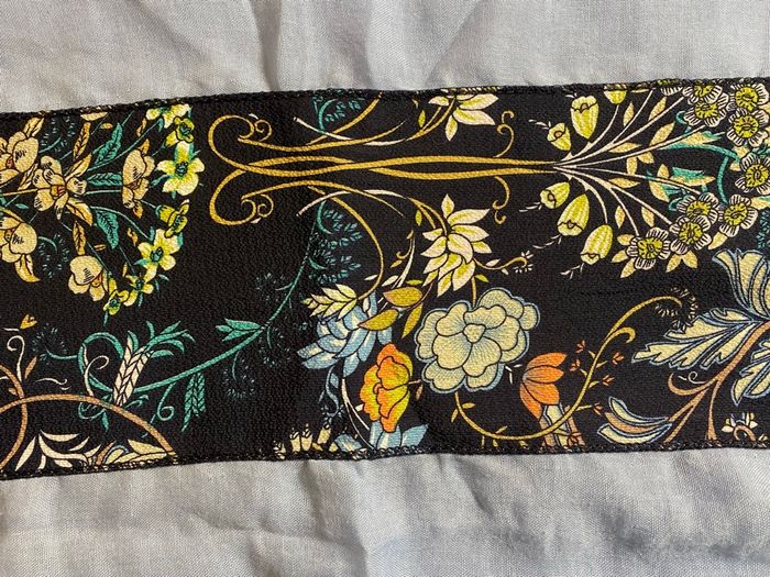 Foulard bleu ciel avec fleurs - photo numéro 4