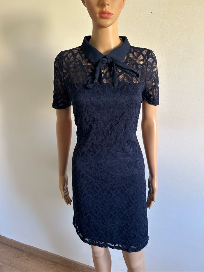 Robe marine en dentelle à manches courtes Morgan taille 42 bon état