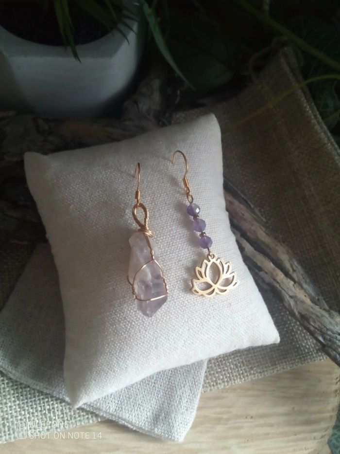 Boucles d'oreilles lotus et pierres naturelles d'améthyste