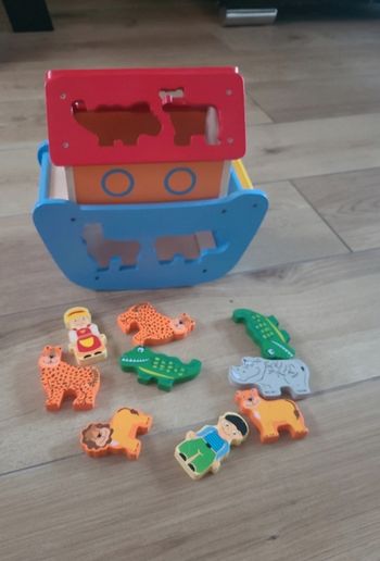 Bateau aplayrche de Noé avec animaux