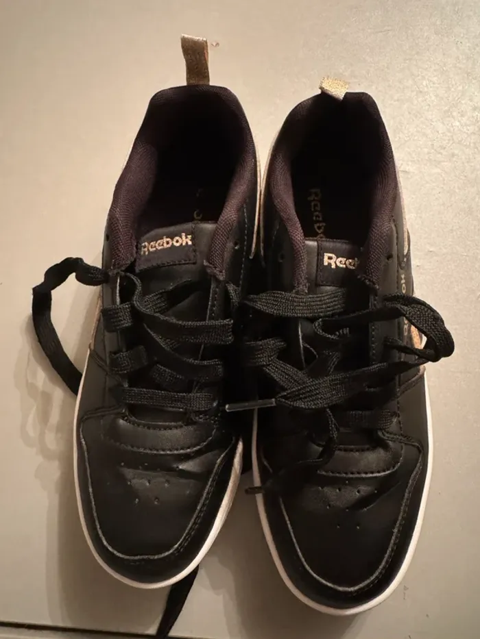 Baskets Marque Reebok pointure 35 noire et dorées - photo numéro 2