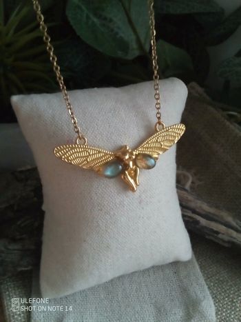 Collier pendentif femme papillon et pierres de labradorite + carte