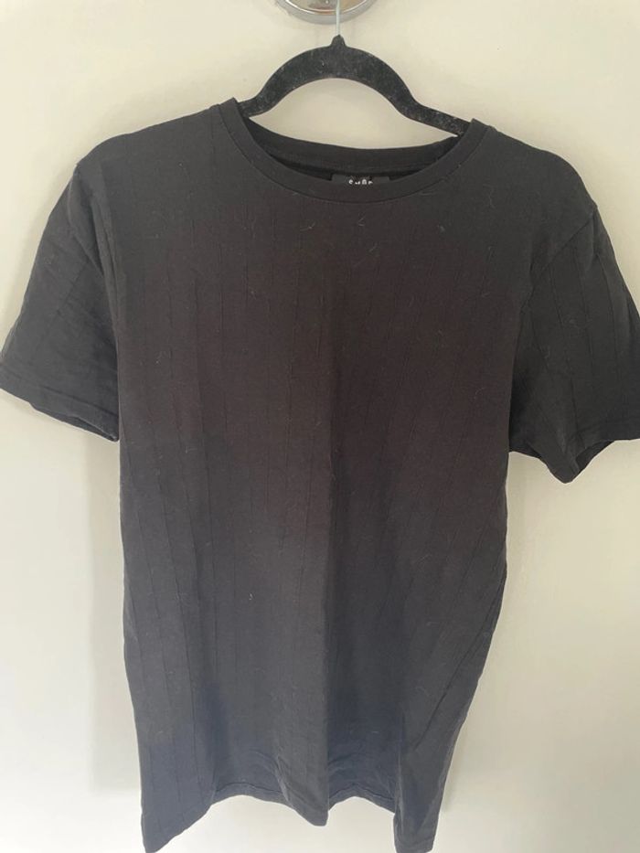 T shirt noir taille M rayé