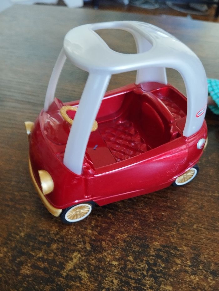 Petite voiture rouge avec différents personnages - photo numéro 5