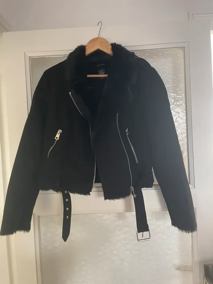 Veste manteau perfecto aviateur moumoute et effet faim noir Zara