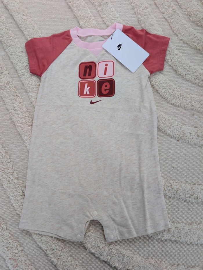 Grenouillère courte 9 mois Nike neuf