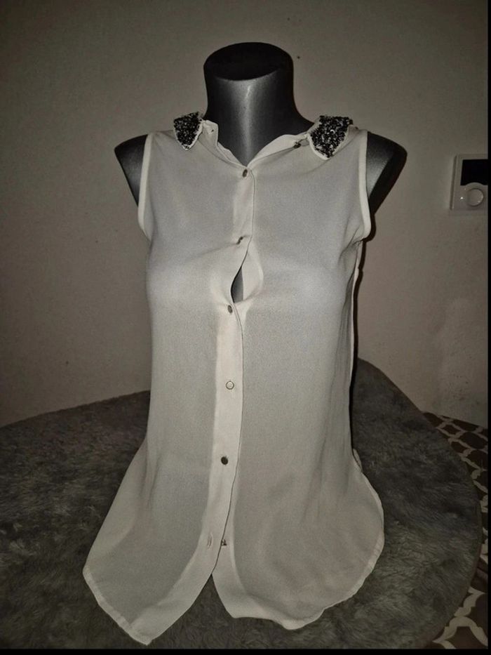 Chemisier blanc avec perles pailletées en excellent état, taille 38.