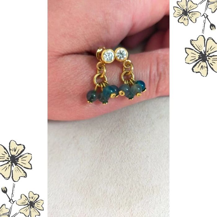 Boucles d'oreilles puces dorées avec pampilles de perles bleues - photo numéro 2