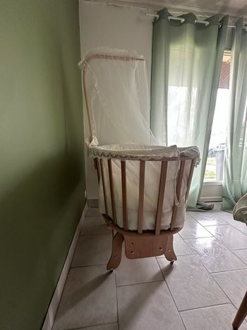 Berceau qui se balance manuellement