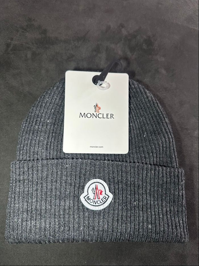 Bonnet Moncler – Gris Logo Blanc