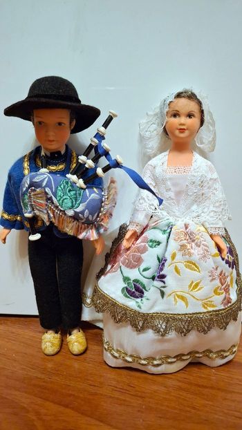 Couple de poupées folkloriques bretonnes