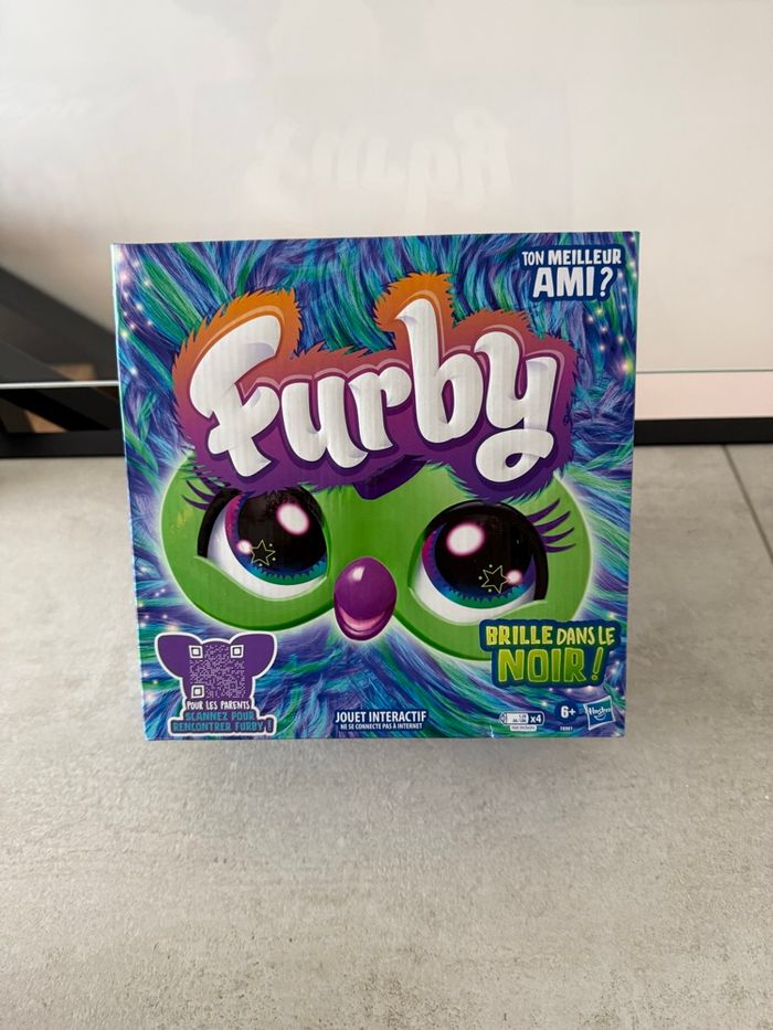 Furby brille dans le noir