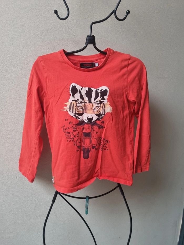 T-shirt orange avec dessin